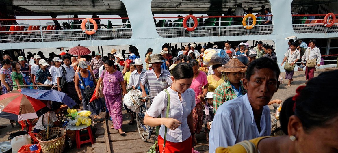 Des gens débarquent d'un ferry sur la rivière Yangon au Myanmar