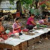 म्याँमार के यंगून में महिला सब्ज़ी विक्रेता. (मई 2013)