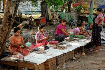 म्याँमार के यंगून में महिला सब्ज़ी विक्रेता. (मई 2013)