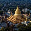 从空中俯瞰缅甸仰光金碧辉煌的大金塔，周围环绕着其他寺庙和郁郁葱葱的树木。