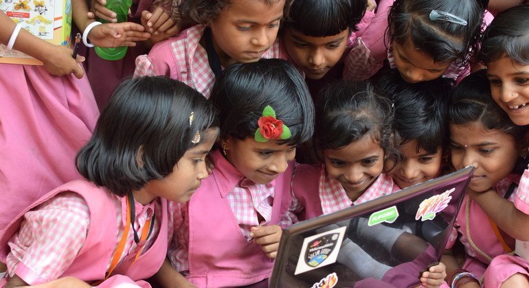 فتيات يتعلمن باستخدام التكنولوجيا.