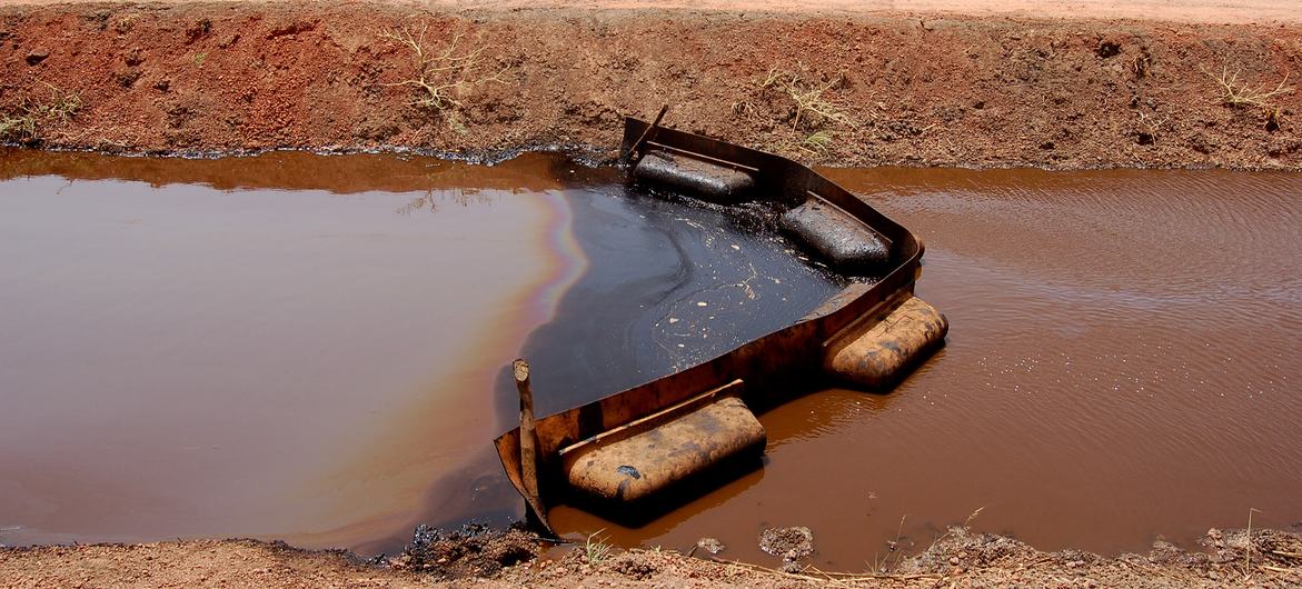 Un río contaminado en Sudán. La mala gestión de residuos y sustancias nocivas está afectando el medio ambiente de los centros urbanos.