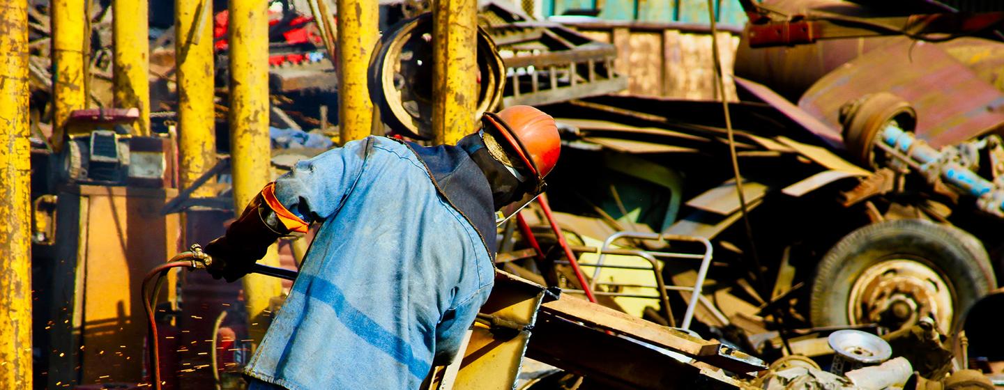 Un trabajador en un desguace de coches en Prome del Norte, Ciudad Apodaca, México.
