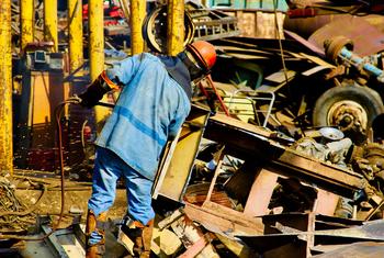 Un trabajador en un desguace de coches en Prome del Norte, Ciudad Apodaca, México.