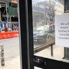 纽约市的酒吧和餐馆已被勒令关闭，以控制冠状病毒的传播。