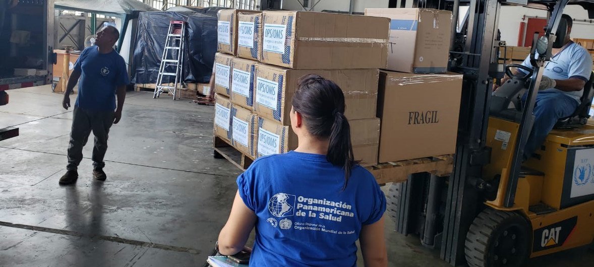 Equipamentos médicos fornecidos pelo Programa Mundial de Alimentos são enviados de um armazém da ONU no Panamá para os países da região.