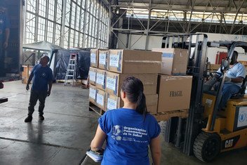 Equipamiento médico de la Organización Panamericana de la Salud sale desde unos almacenes del Programa Mundial de Alimentos en Panamá a países de la región