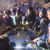 Des enfants déplacés partagent un repas dans une grotte souterraine où ils sont hébergés avec leurs familles dans le village de Taltouna, en Syrie.