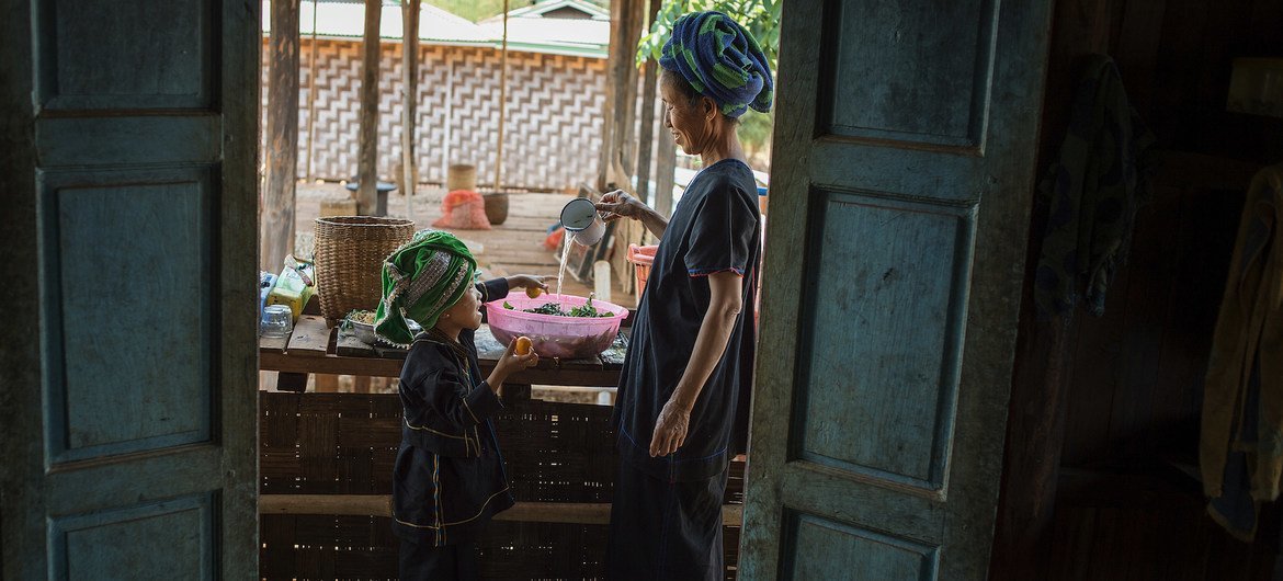 Selon le PAM, les prix des denrées alimentaires ont fortement augmenté depuis le début de la crise politique au Myanmar. iCI, une grand-mère lave des légumes pour préparer un repas, dans l'État de Shan