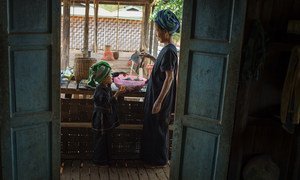缅甸掸邦的一个家庭正在准备餐食。（资料图片）