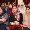 अफ़ग़ानिस्तान की संसद में महिला सांसद, निर्णय निर्धारक भूमिकाओं में महिलाओं के विषय पर एक बैठक में हिस्सा ले रही हैं.
