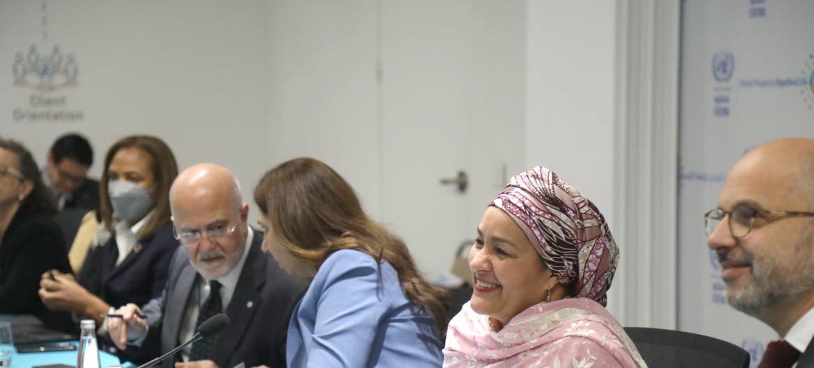 أمينة محمد، نائبة الأمين العام للأمم المتحدة والسيدة رولا دشتي الأمينة التنفيذية للإسكوا  خلال فعاليات اليوم الثاني من المنتدى العربي للتنمية المتسدامة. 