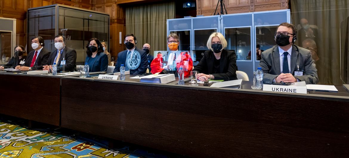 नैदरलैण्ड के द हेग स्थित अन्तरराष्ट्रीय न्यायालय - पीस पैलेस में, यूक्रेनी प्रतिनिधिमण्डल, सुनवाई के पहले दिन (फ़ाइल), मार्च 2022