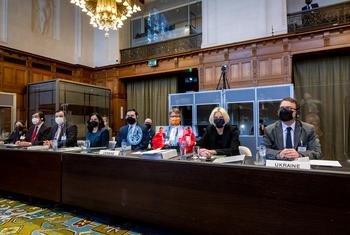 नैदरलैण्ड के द हेग स्थित अन्तरराष्ट्रीय न्यायालय - पीस पैलेस में, यूक्रेनी प्रतिनिधिमण्डल, सुनवाई के पहले दिन (फ़ाइल), मार्च 2022