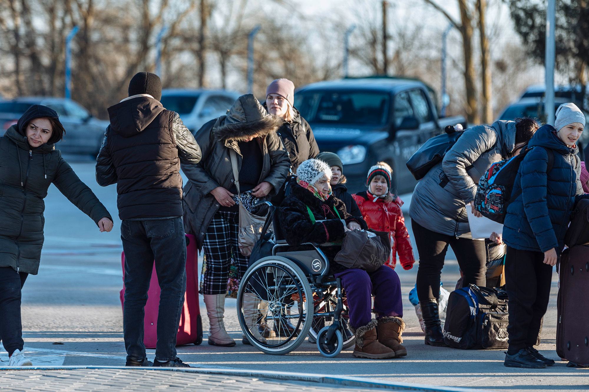 يعبر عشرات الآلاف من الأشخاص ، بمن فيهم رعايا الدول الثالثة الفارين من الحرب في أوكرانيا، نقطة عبور بالانكا الحدودية في مولدوفا.