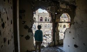 Menino em um prédio destruído pelo conflito em Taiz, no Iêmen