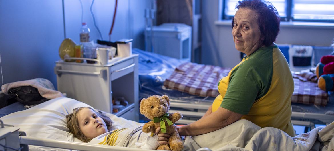 Uma mulher ucraniana cuida de sua neta em um hospital infantil em Kyiv, na Ucrânia
