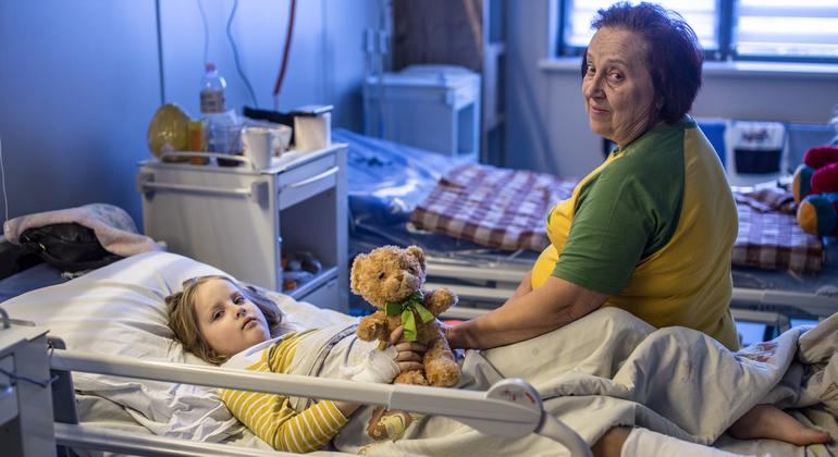 Una mujer cuida de su nieta, herida durante los bombardeos, en un hospital infantil de Kyiv, Ucrania