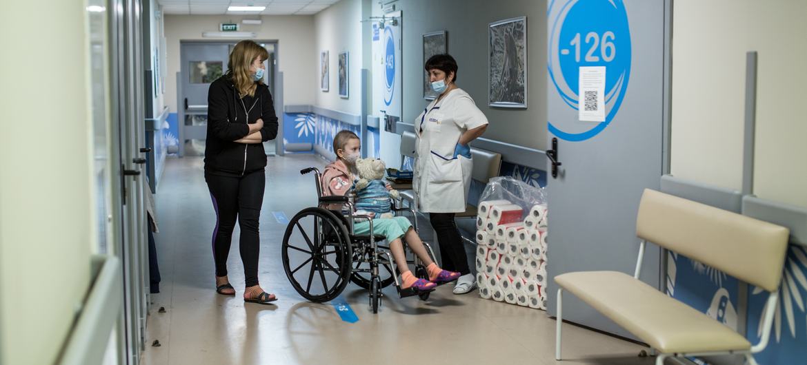 يسعى الأشخاص المتأثرون بالصراع المتصاعد في أوكرانيا إلى الحصول على المساعدة الطبية والمأوى في مستشفى الأطفال أوخماتديت في كييف، أكبر مستشفى في أوكرانيا.