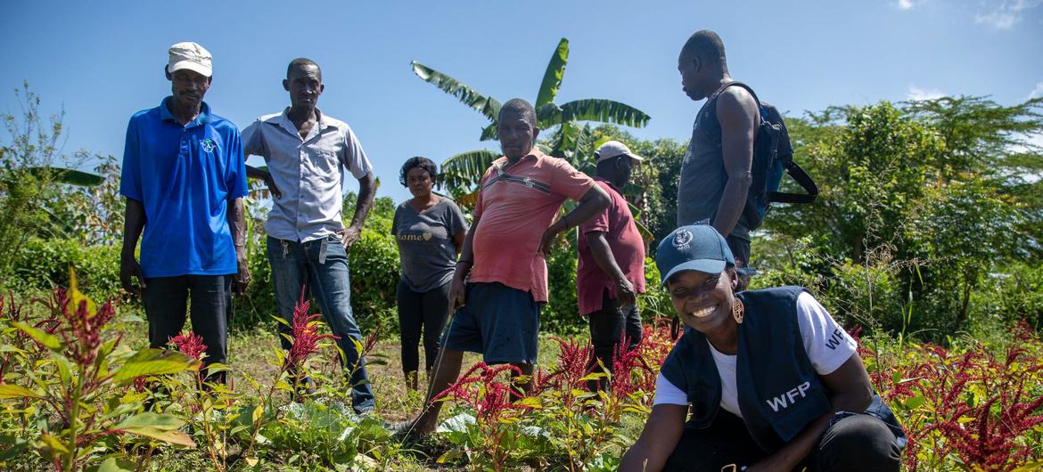 L'agronome du PAM Rose Senoviala Désir avec des agriculteurs dans le nord d'Haïti.