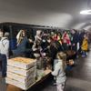 Доставка хлеба в импровизированное бомбоубежище в Харькове. 