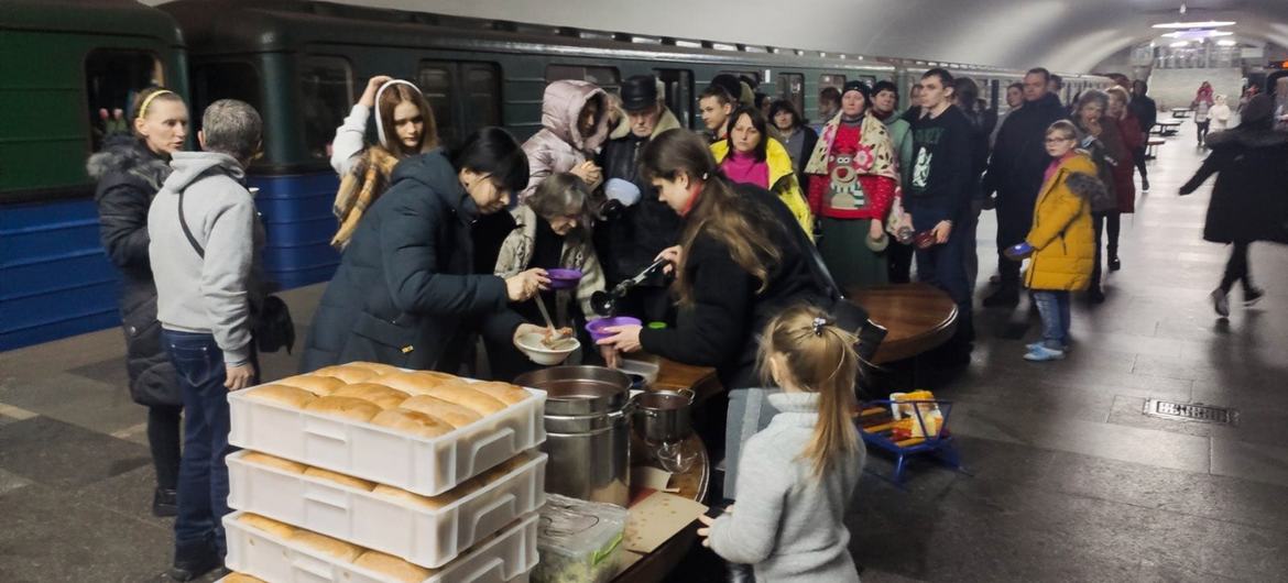 Distribuição de pão numa estação de metrô em Kharkiv, Ucrânia. 