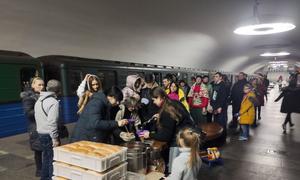 Distribution de pain dans une station de métro à Kharkiv, en Ukraine.