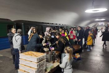 Distribuição de pão numa estação de metrô em Kharkiv, Ucrânia. 