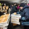 Pão é distribuído em estação do metrô em Kharkiv, Ucrânia. 