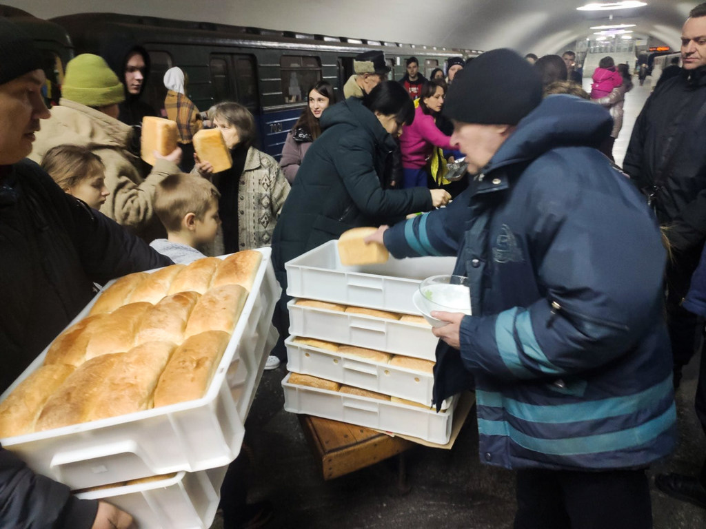 Distribución de pan en una estación de metro en Kharkiv (Ucrania).