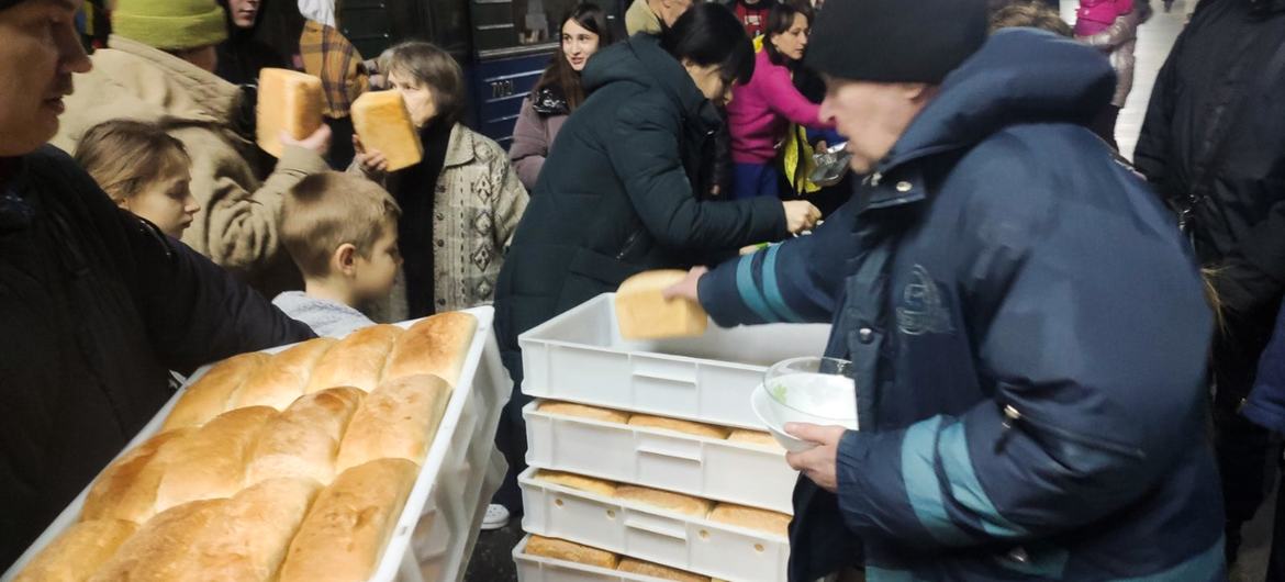 Distribuição de pão dentro de uma estação de metrô em Kharkiv, Ucrânia.