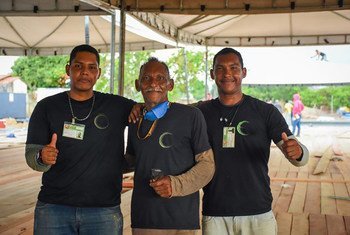Refugiados venezuelanos ajudaram a construir um centro de saúde no estado de Roraima, Brasil, que trata pacientes com Covid-19