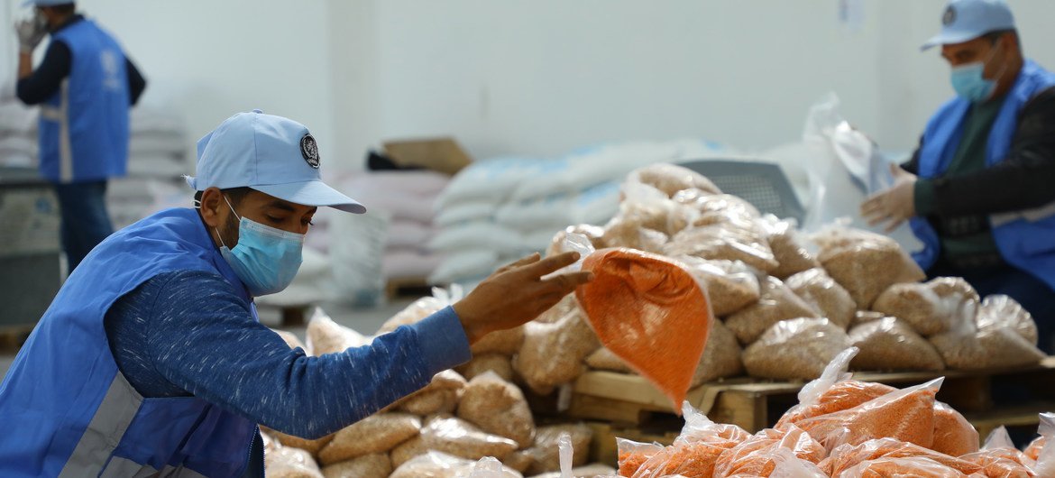 联合国近东救济工程处的工作人员正在准备分发给加沙难民的食品。