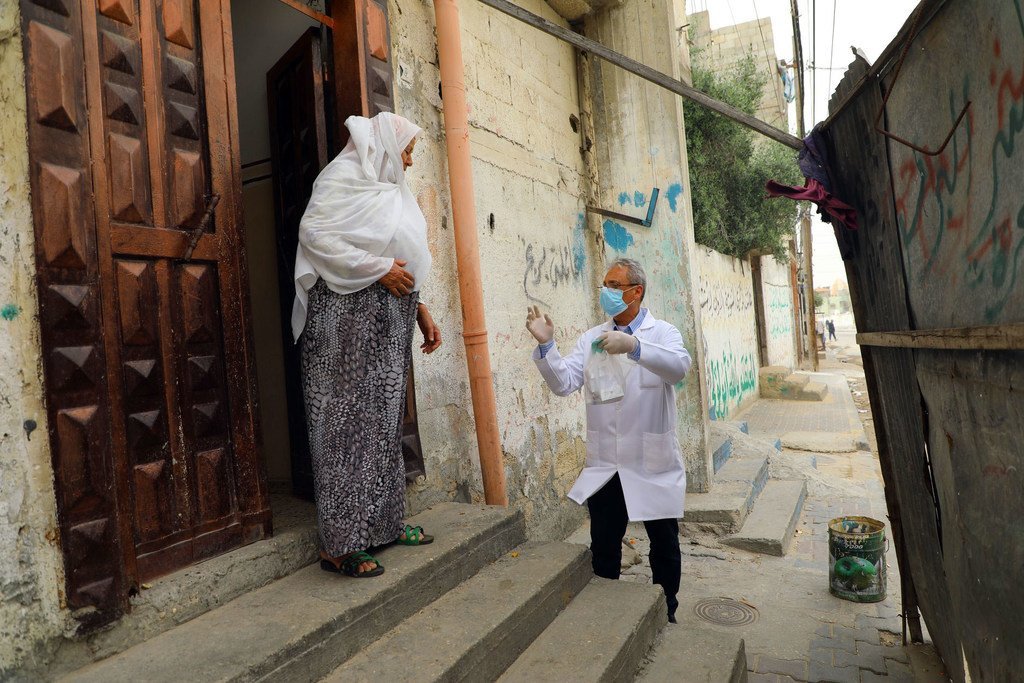 موظفو الصحة من مركز صحي شابورة التابع للأونروا في رفح بغزة يقدمون الأدوية مباشرة للاجئي فلسطين الكبار في السن في أثناء تفشي جائحة كوفيد-١٩ وبالتالي التقليل من فرص تعرضهم للفيروس المميت. 