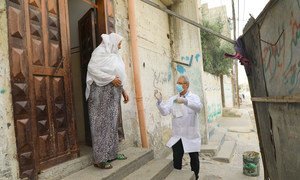 疫情期间，为帮助减少百姓外出，联合国近东救济工程处的医务人员为加沙地带的巴勒斯坦难民“送药上门”。