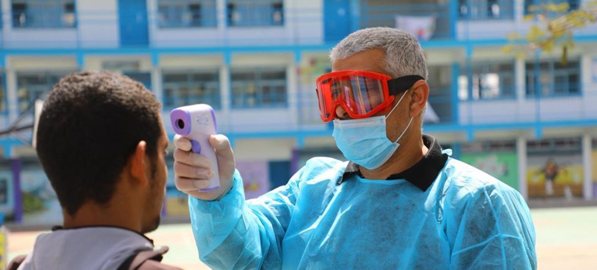 En Gaza, los centros médicos de la UNRWA tiene un sistema para detectar posibles casos de COVID-19