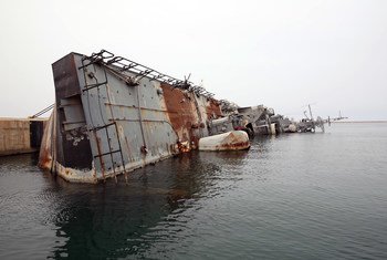Un navire de guerre détruit à la base navale de Tripoli, en Libye.