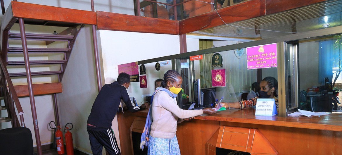 Mnufaika kutoka Abaya Woreda, eneo la West Guji akichukua msaada wake wa pesa taslim kutoka kwneye benki, Novemba 2020. 