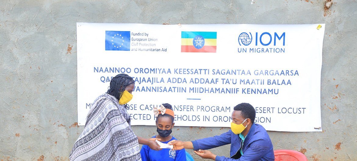 Mnufaika kutoka Suro Berguda Woreda, eno la West Guji apokea msada wake wa pesa taslim kwenye kituo cha kupokea msaada, Novemba 2020. 