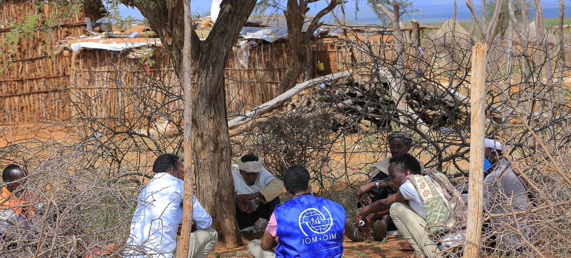 Mfanyakazi wa IOM akitekeleza mjadala wa kikundi na wanufaika wa kijiji cha Arbal, Gomole Woreda, Borena wakati wa ufuatiliaji wa baada ya usambazaji wa mradi, Disemba 2020. 