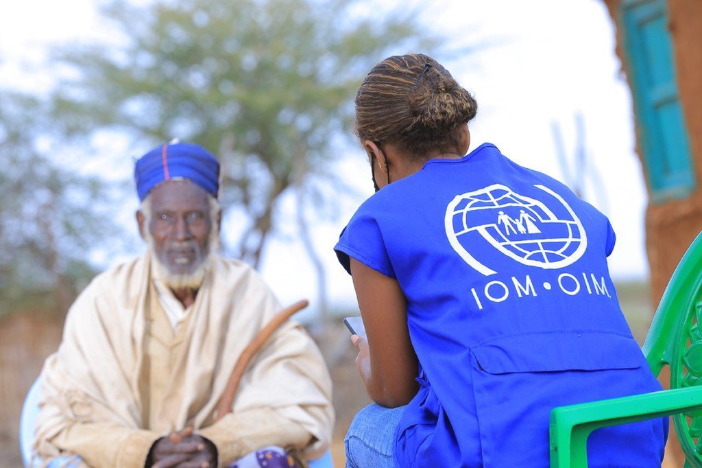 Mfanayakazi wa IOM akihoji mnufaika katika Kijiji cha Arbal, Gamole, Woreda eneo la Borena wakati wa ufuatiliaji baada ya kusambaza mgao mnamo Desemba 2020.