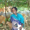 Mnufaika mwingine kutoka West Guji, akishikilia mbuzi aliowanunua akitumia msaada w apesa taslim. Picha: IOM Ethiopia 