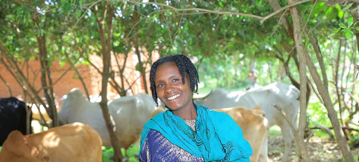 Mnufaika mwingine kutoka West Guji, akishikilia mbuzi aliowanunua akitumia msaada w apesa taslim. Picha: IOM Ethiopia 