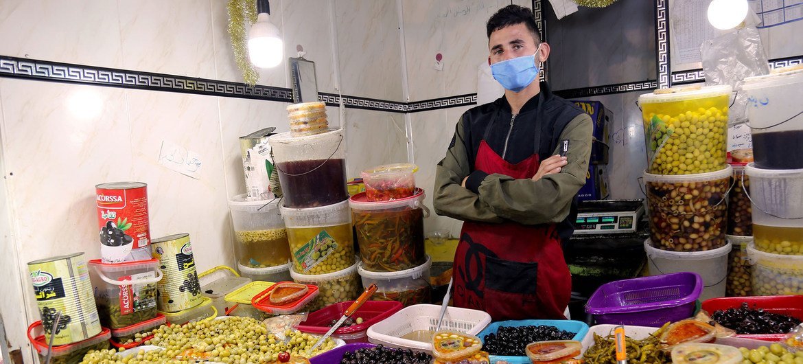Trabajador del mercado de alimentos de Constantine, Argelia.