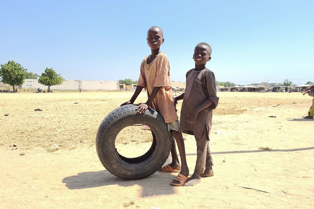 尼日利亚东北部迈杜古里，国内流离失所的儿童在穆罕默德·戈尼国际体育场营地玩耍