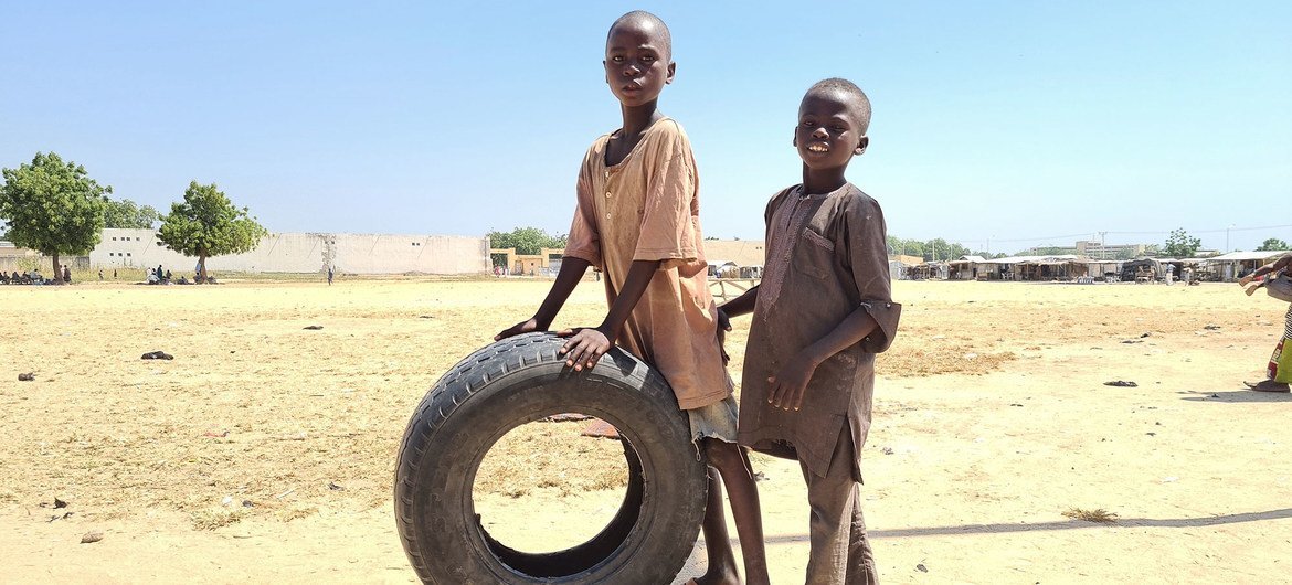 尼日利亚东北部迈杜古里，国内流离失所的儿童在穆罕默德·戈尼国际体育场营地玩耍