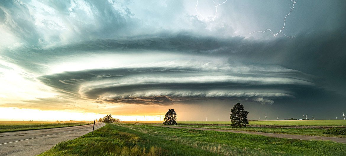 Des nuages supercellulaires se forment au-dessus de Burlington dans le Colorado, aux États-Unis.