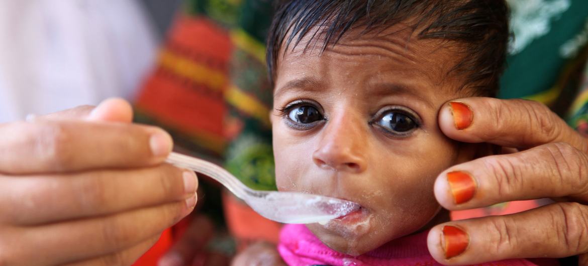 Un garçon âgé de quatre mois est nourri à la cuillère dans un hôpital dans la province du Punjab, au Pakistan.