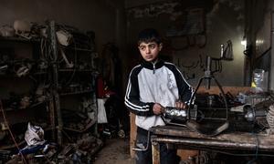 Un garçon de 13 ans au travail dans un atelier de mécanique, en Syrie.