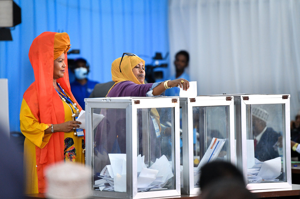 Wanawake wawili wa Somalia walipiga kura zao wakati wa uchaguzi wa rais mjini Mogadishu, Somalia.